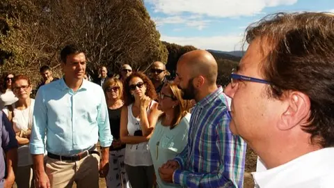 Oscar Ant&uacute;nez charla con Pedro S&aacute;nchez en presencia de Guillermo Fern&aacute;ndez Vara el pasado verano