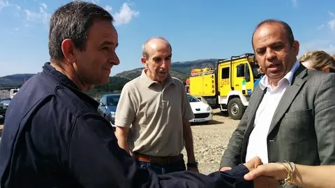 El piloto de la base de Hoyos saluda a las autoridades a su llegada