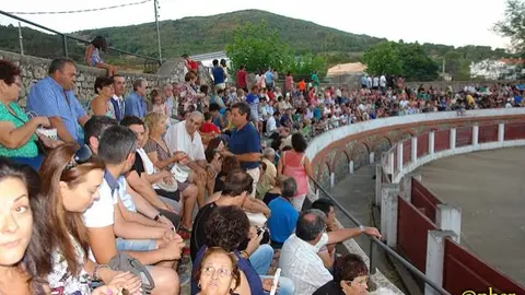5. Los serranos y serranas llenaron la plaza de toros de Villamiel en el Festival Solidario con los damnificados en el incendio de Sierra de Gata. Un &aacute;lbum de ANHER publicado en www.sierradegatadigital.es                                      