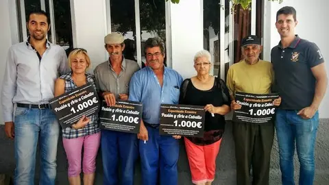 Grupo de damnificados por el incendio con los organizadores del Festival Ben&eacute;fico de Villamiel www.sierradegatadigital.es