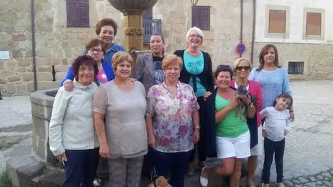 Nueve de las once mujeres que han organizado una comida colectiva en San Mart&iacute;n para celebrar el 8 de septiembre www.sierradegatadigital.es