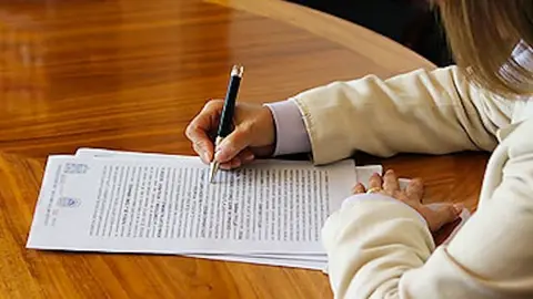 Firmando en el notario. Imagen del Colegio de Notarios de M&eacute;xico