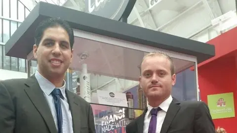 Los autores de As Pontis en Londres. www.sierradegatadigital.es