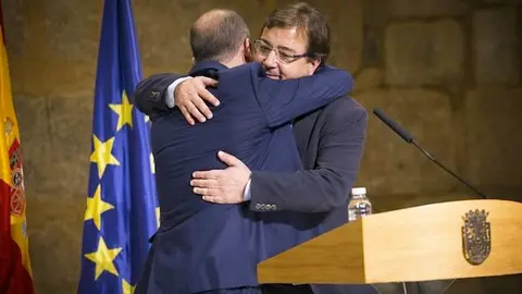 Fern&aacute;ndez Vara abraza a Jorna tras su dimisi&oacute;n por motivos de salud www.sierradegatadigital.es