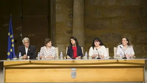 Roc&iacute;o P&eacute;rez, presidenta de la Mancomunidad, a la derecha de la consejera. www.sierradegatadigital.es