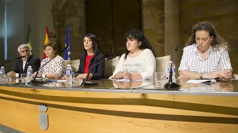 La presidenta de la Mancomunidad, Roc&iacute;o P&eacute;rez, a la izquierda de la consejera de Educaci&oacute;n www.sierradegatadigital.es