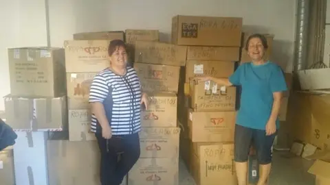 Dos valverde&ntilde;as solidarias se encargan de la recogida del material www.sierradegatadigital.es