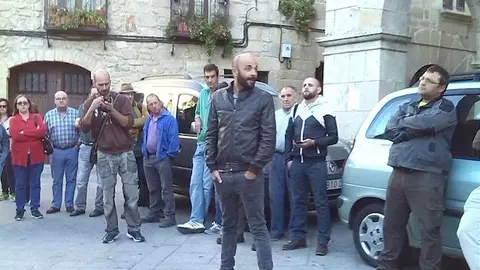 Oscar Ant&uacute;nez con sus vecinos contra las condiciones laborales de Aplifoex www.sierradegatadigital.es