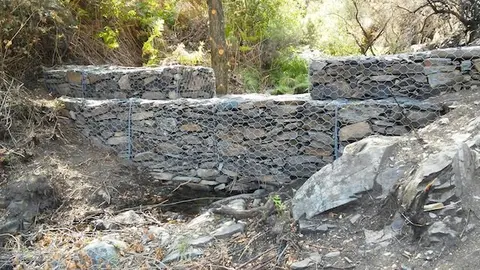 Muros de contencion en los regatos que bajan a la presa acebana del Prado de las Monjas. www.sierradegatadigital.es