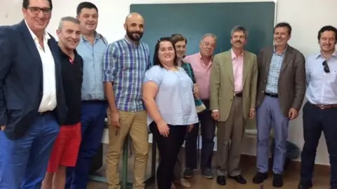 El consejero Navarro con el director general de infraestructuras y los responsables municipales en Hoyos www.sierradegatadigital.es