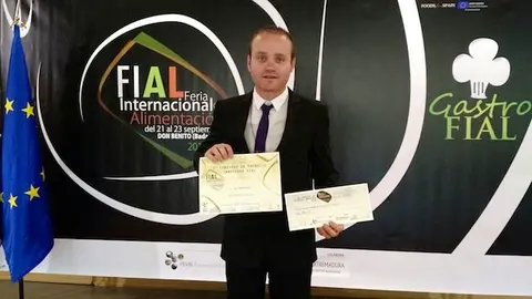 Carlos Carrasco muestra el premio n&uacute;mero 33 de As Pontis www.sierradegatadigital.es