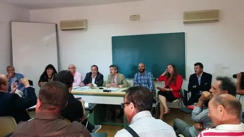 El consejero y el director general de turismo se re&uacute;nen con los agentes de turismo en la comarca. www.sierradegatadigital.es