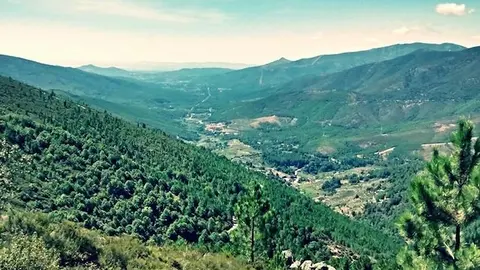 Valle del r&iacute;o &Aacute;rrago. Al fondo Robledilo de Gata y Descargamar&iacute;a. www.conalforjas.com