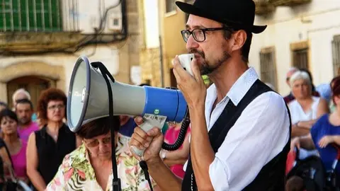 El m&uacute;sico Manuel Pascual ataviado con el traje tradicional durante el I Encuentro Intercultural Transfronterizo de Valverde del Fresno. Una imagen de ANHER publicada en www.sierradegatadigital.es                                     
