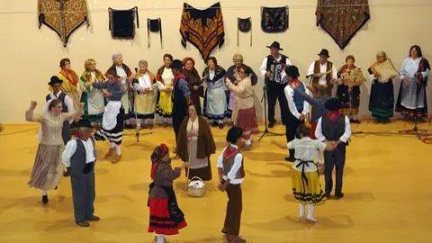 La casa de cultura valverde&ntilde;a se llen&oacute; de color en el I Encuentro Intercultural Transfronterizo. Una imagen de ANHER publicada en www.sierradegatadigital.es                                     