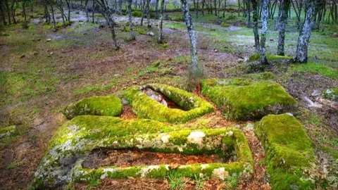 Sepultura antropomorfa excavada en roca del Valle de J&aacute;lama. Una imagen de JOS&Eacute; LUIS MART&Iacute;N GALINDO en www.sierradegatadigital.es