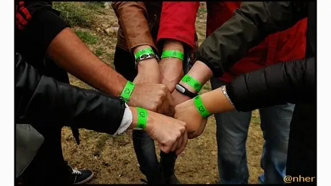 Las pulseras solidarias Reverdeceremus. Verdes en Acebo, rosas en Hoyos. Imagen del s&aacute;bado, 10 de octubre, en Acebo. ANHER para www.sierradegatadigital.es                                  