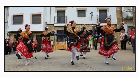 Un momento de la actuaci&oacute;n folkl&oacute;rica en el Festival Solidario Reverdeceremus, celebrado los d&iacute;as 10 y 11 en Acebo y Hoyos, respectivamente. Imagen del s&aacute;bado, 10 de octubre, en Acebo. ANHER para www.sierradegatadigital.es                     
