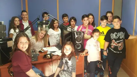 El grupo de 'Los Trastillos' con el equipo de rodaje