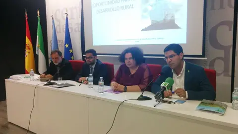 Bego&ntilde;a Garc&iacute;a en el taller de reflexi&oacute;n para los Grupos de Acci&oacute;n Local extreme&ntilde;os celebrado en Olivenza