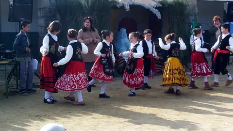 Danzantes bailando jota en Cilleros