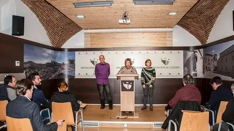 Charo Cordero presentando el Plan Activa