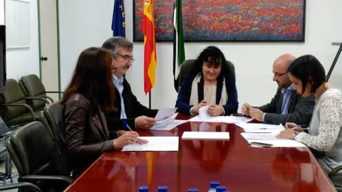Roc&iacute;o P&eacute;rez durante la firma del convenio