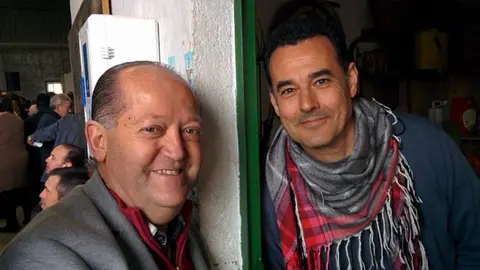 Felipe Saúl (i) y Antonio Tejerina en la Fiesta del Árbol 2016 de Villanueva de la Sierra