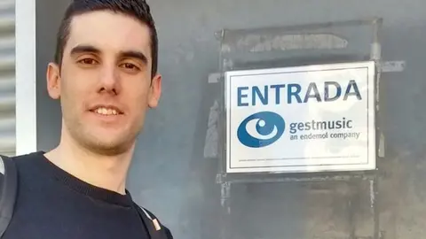 Angel Luis Hernández a la entrada de los estudios de grabación de Gestmusic