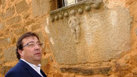 El presidente regional contempla  la casa de la Mujer Panz&uacute;a en Villasbuenas de Gata. ANHER                               