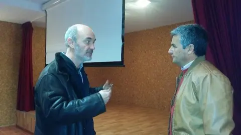 El profesor Juan Romero charla con Carlos María García Casillas, alcalde de San Martín