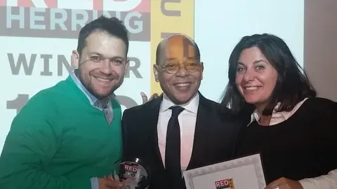 El equipo de Openhost muestra orgulloso su premio