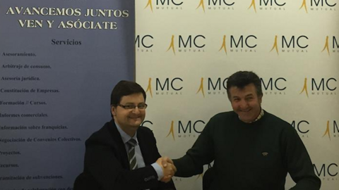 Manuel Cayuela, presidente de Arigata, y Eduardo Vidal, director general de MC Mutual, tras la firma del convenio