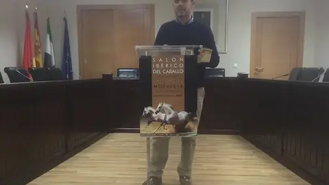 César Herrero durante la presentación del I Salón Ibérico del Caballo en Moraleja