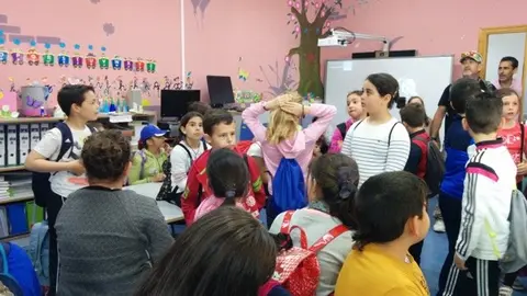 Coloreando Sierra de Gata. Los estudiantes de 4&ordf; del CEIP Virgen de la Vega (Moraleja) visitan el CRA Almenara en su visita a Villasbuenas de Gata