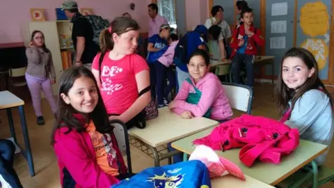 Colorando Sierra de Gata. Los estudiantes de 4&ordf; del CEIP Virgen de la Vega (Moraleja) visitan el CRA Almenara en su visita a Villasbuenas de Gata