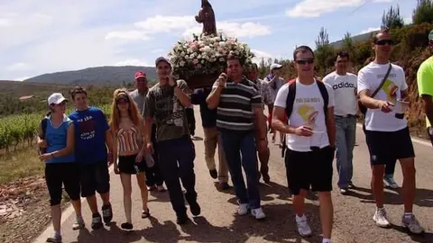 Los romeros acompañan a la Virgen al Carrascal. ESTHER JACINTO