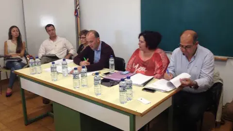 García Bernal en Hoyos con representantes municipales