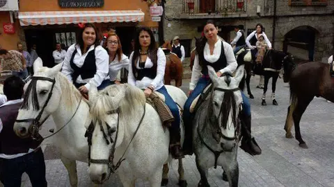 Amazonas en la plaza de Villamiel para celebrar San Pedro Celestino