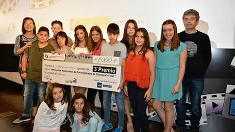 Montse Vázque y Michel Augusto con Los Trastillo y el cheque del tercer premio RACE de Seguridad Vial. CACHINUS DE CINE