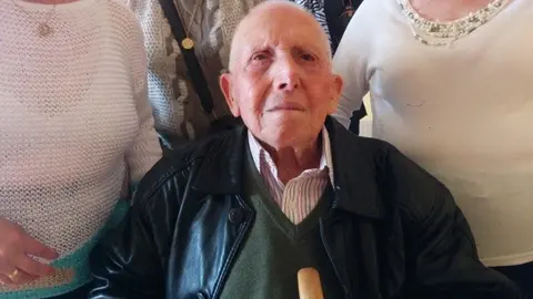 Don Pablo Alejandro Pío, pastor de la Villa de Torre de Don Miguel, cumple 100 años2