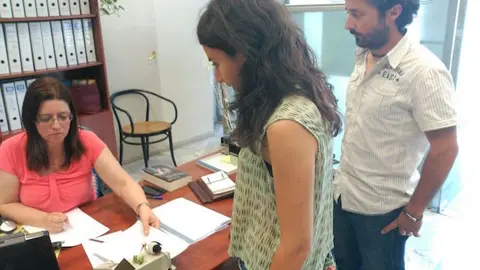 Los diputados regionales Irene de Miguel y Eugenio Romero registran en la Asamblea las conclusiones de la CNPI del incendio serrano