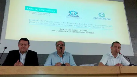 En el centro, el director general de Medio Ambiente, Pedro Muñoz