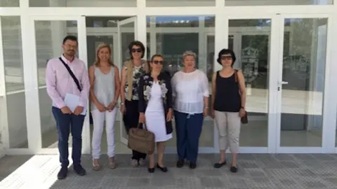 A la derecha la Gerente del Área de Salud de Coria y la Presidenta de Mensajeros de la Paz Extremadura y colaboradores