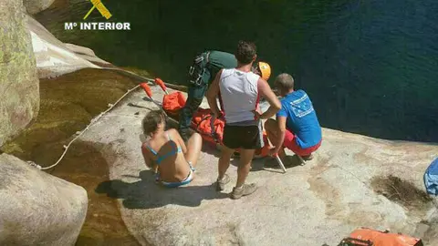 Intervención de la Guardia Civil a la orilla de una poza natural