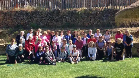 Senderistas en la piscina Los Molinos de Torre de don Miguel