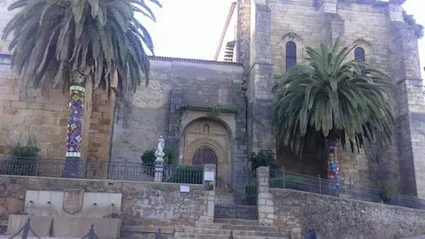 El Urban knitting llena Torre de Don Miguel de colores. Una iniciativa de Marisol Vázquez12