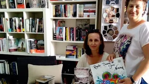 Aurelia Domínguez con la obra de Luis Roso en sus manos, ganadora del concurso Por los libros, con los libros, de librería Neruda