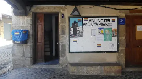 Banderas del orgullo LGTBI en los soportales del ayuntamiento mañego