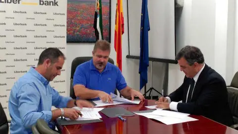 El alcalde de Moraleja firma el convenio con la Junta y Liberbank